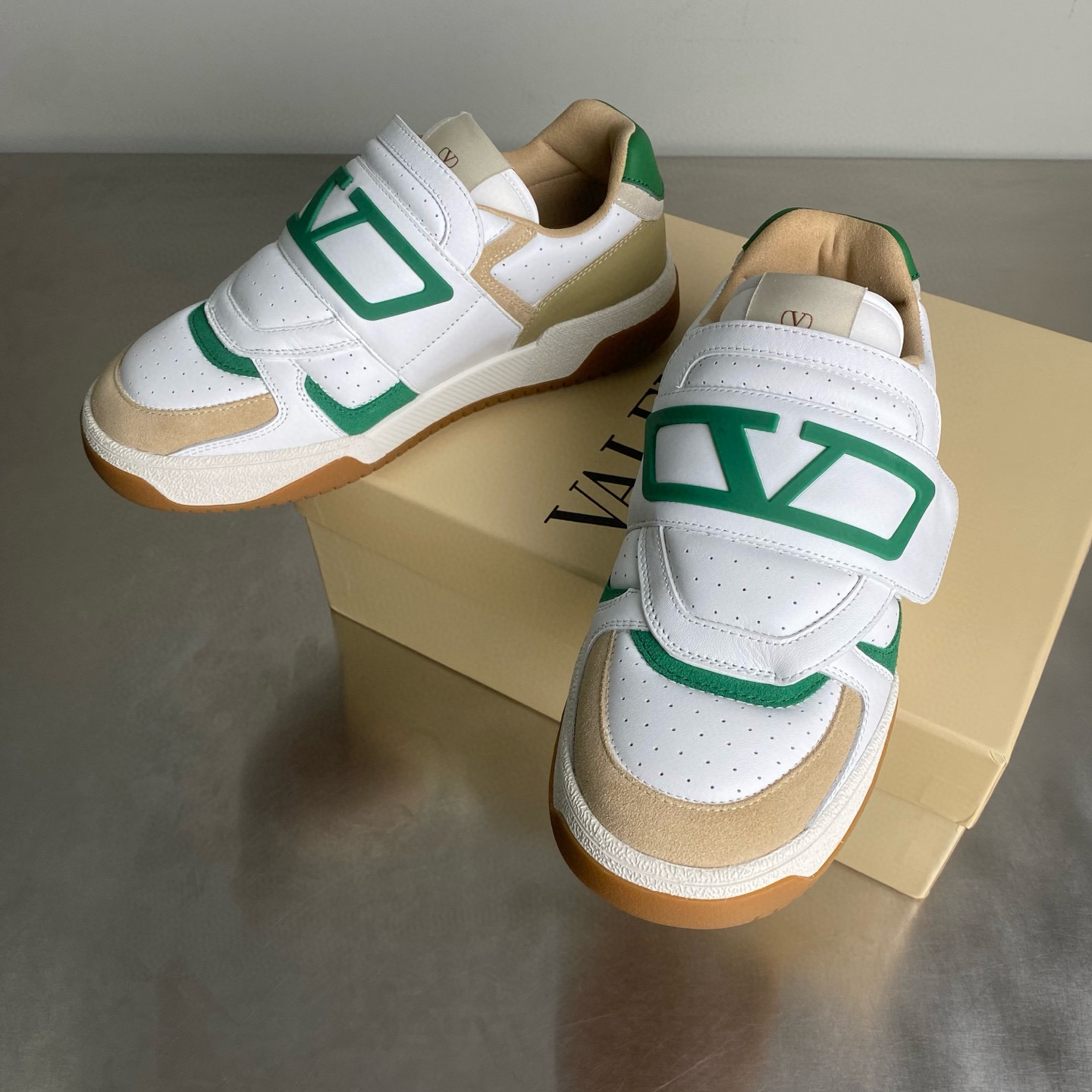 [VALENTINO] 발렌티노 Joie de Jouer 라운드 토 스니커즈 남녀공용