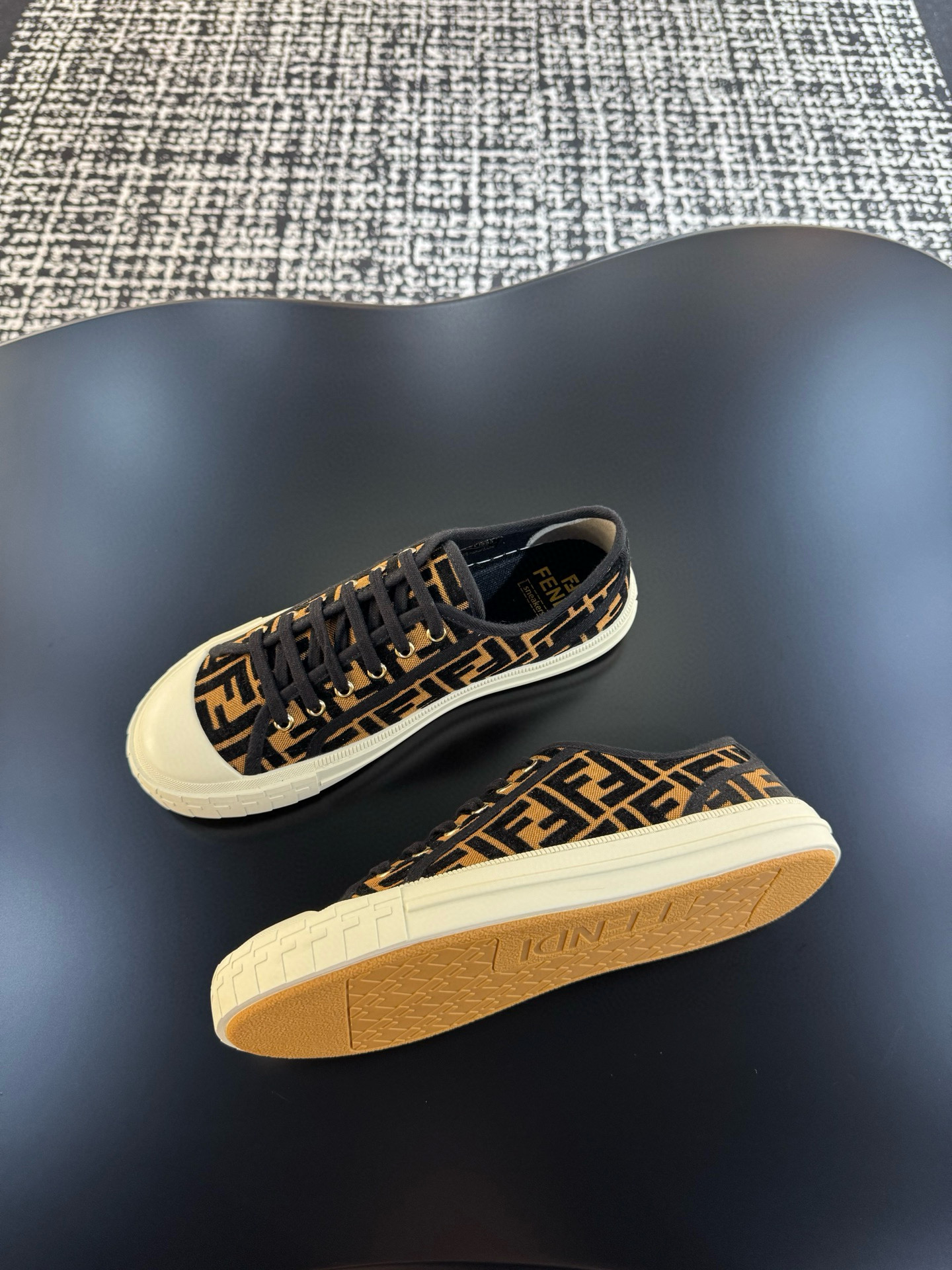 [FENDI] 팬디 도미노 스니커즈 남녀공용