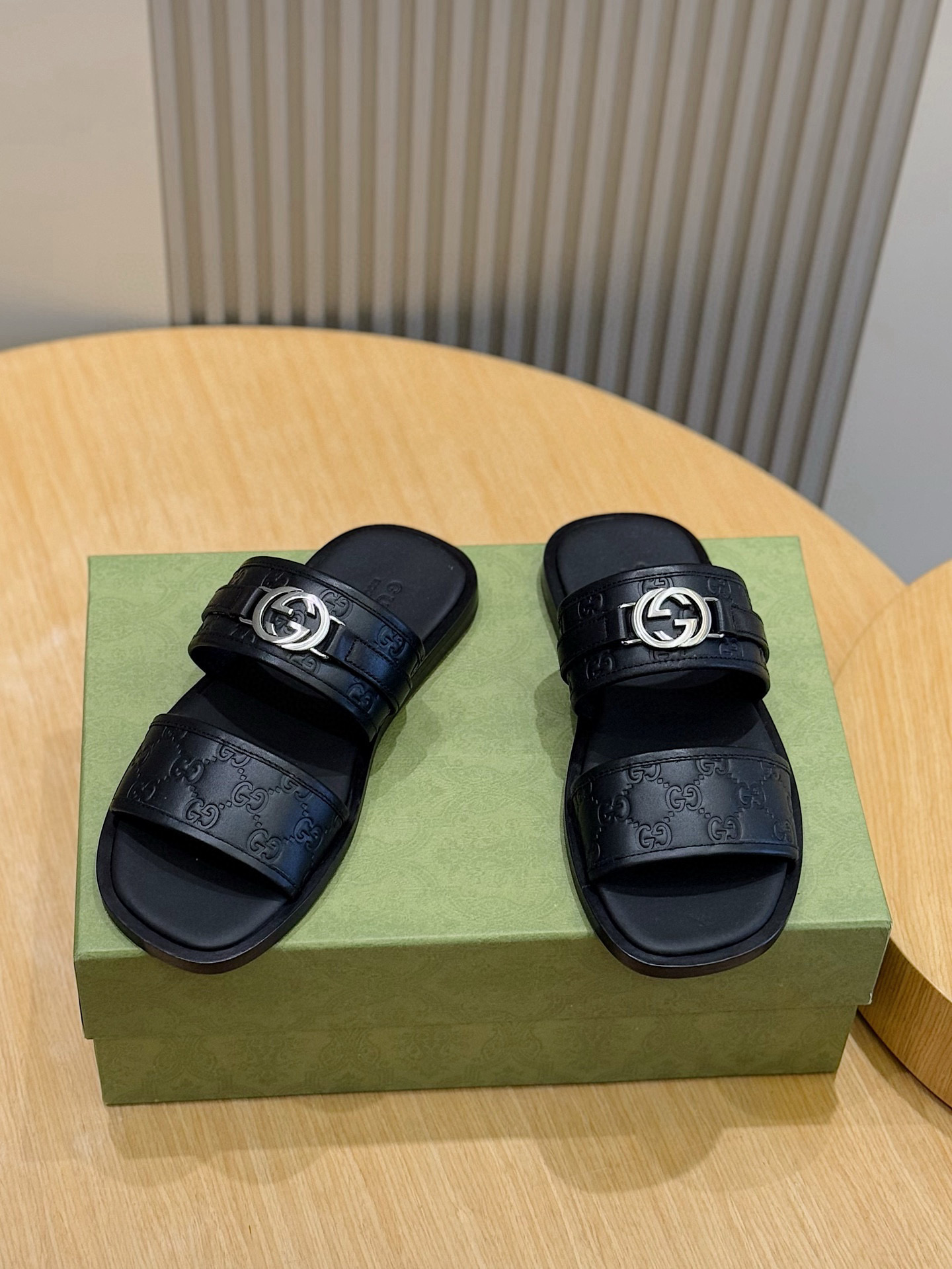 [GUCCI] 구찌 GG 인터로킹 샌들 남성용