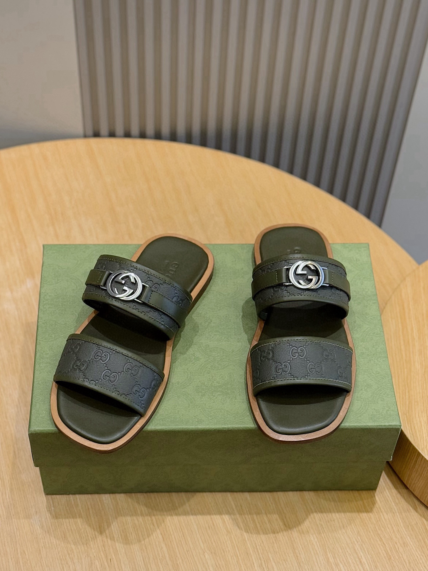 [GUCCI] 구찌 GG 인터로킹 샌들 남성용