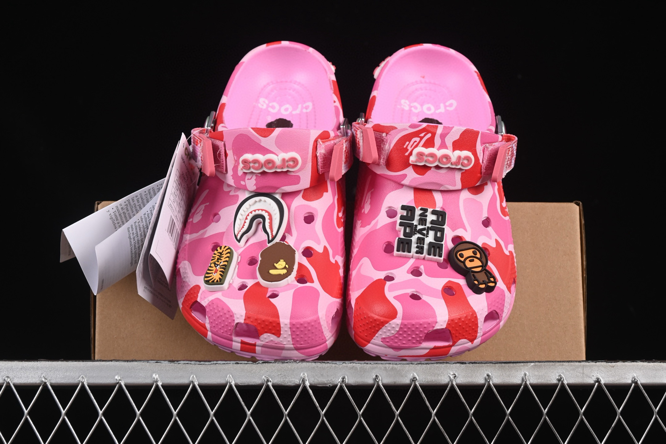 [Crocs] 베이프 x 크록스 클래식 클로그 핑크 209267-612 남녀공용