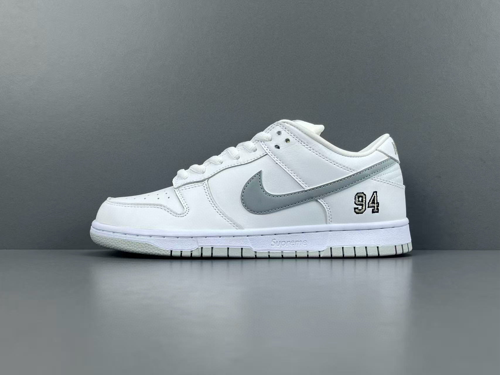 [NIKE] 나이키 x 슈프림 SB 덩크 로우 화이트 HQ8487-100 남성용