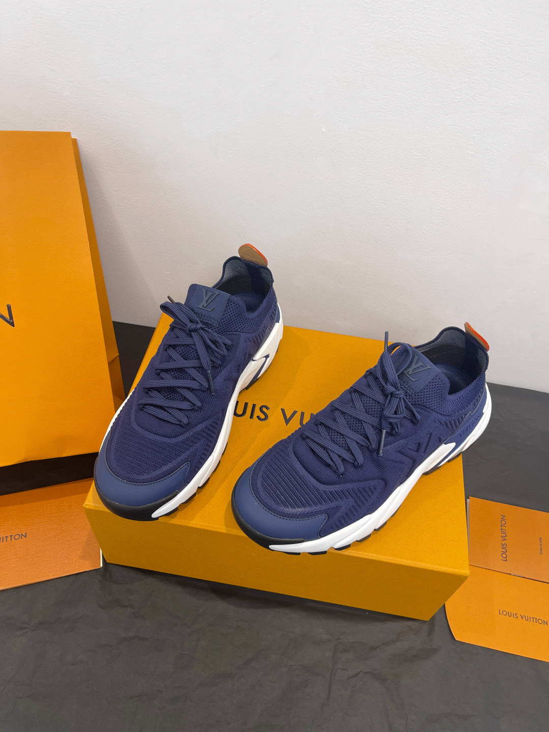 [LOUIS VUITTON] 루이비통 클래식 스니커즈 남성용