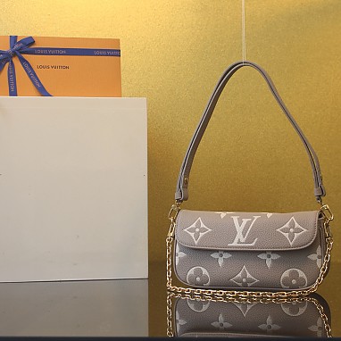 [LOUIS VUITTON] 루이비통 월릿 온 체인 아이비 바이컬러 모노그램 M82211