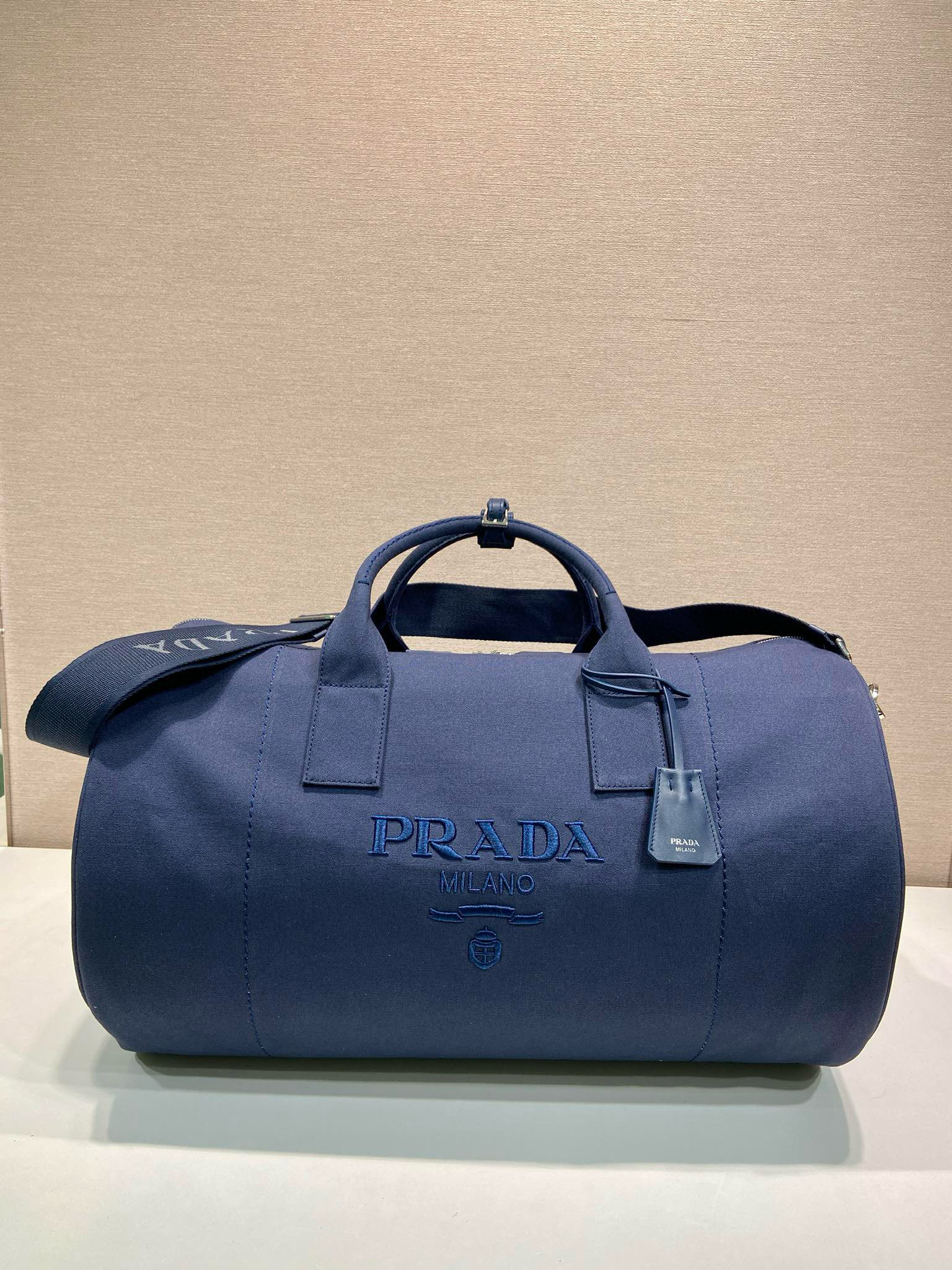 [PRADA] 프라다 엠보스드 로고 더플 백 2VC051