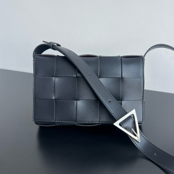 [BOTTEGA VENETA] 보테가베네타 미디엄 카세트 메신저백 708768