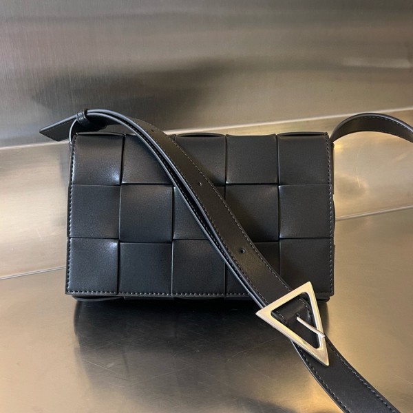 [BOTTEGA VENETA] 보테가베네타 미디엄 카세트 메신저백 708768