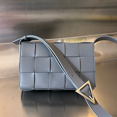[BOTTEGA VENETA] 보테가베네타 미디엄 카세트 메신저백 708768