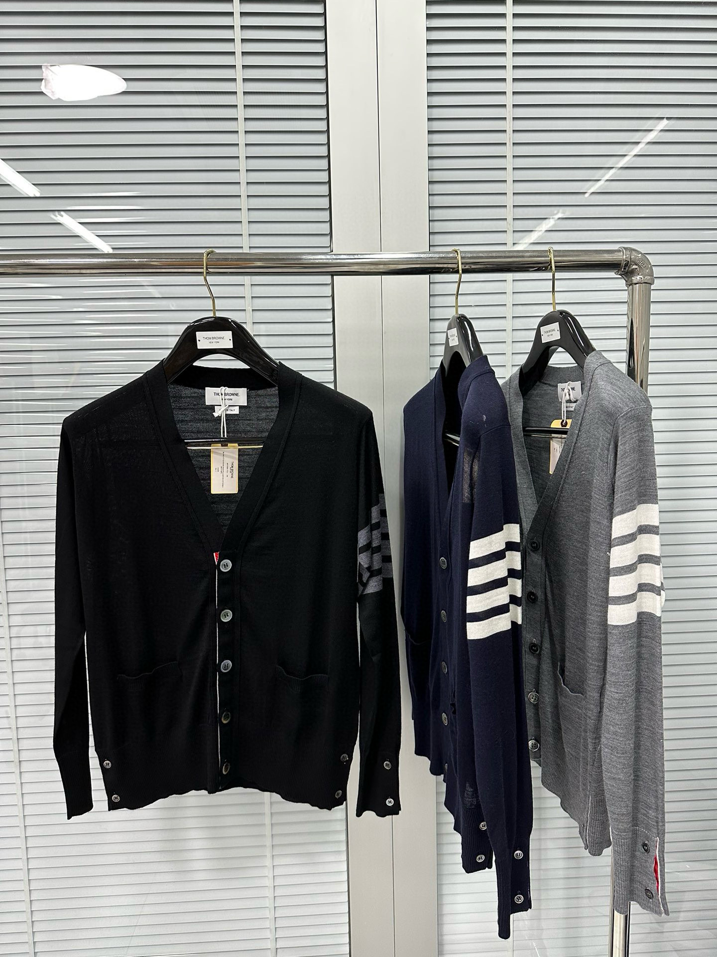 [Thom Browne] 톰브라운 블랙 울 V넥 가디건 남녀공용