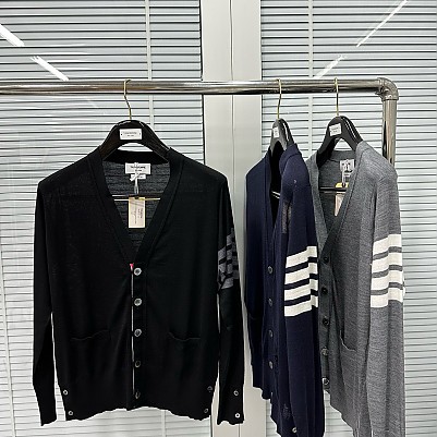 [Thom Browne] 톰브라운 블랙 울 V넥 가디건 남녀공용