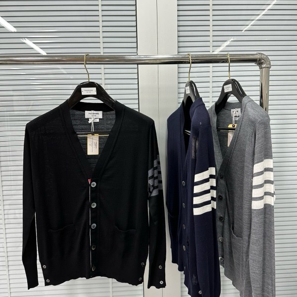 [Thom Browne] 톰브라운 블랙 울 V넥 가디건 남녀공용