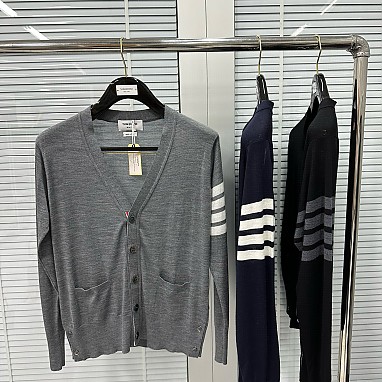 [Thom Browne] 톰브라운 블랙 울 V넥 가디건 남녀공용