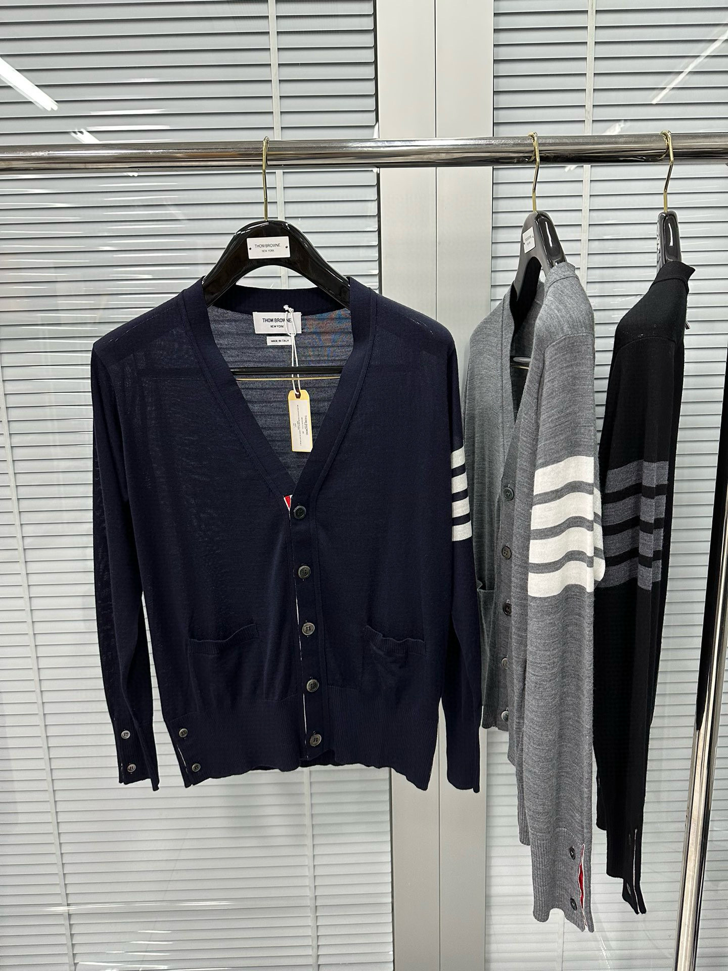 [Thom Browne] 톰브라운 블랙 울 V넥 가디건 남녀공용