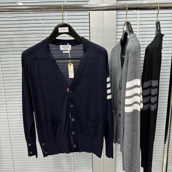 [Thom Browne] 톰브라운 블랙 울 V넥 가디건 남녀공용