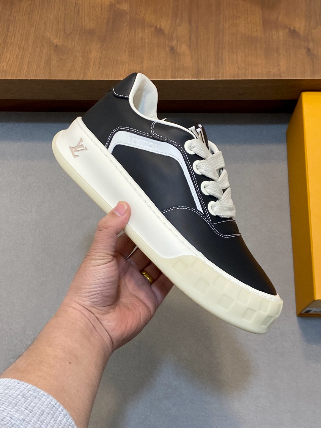 [LOUIS VUITTON] 루이비통 틸티드 스니커즈 남성용