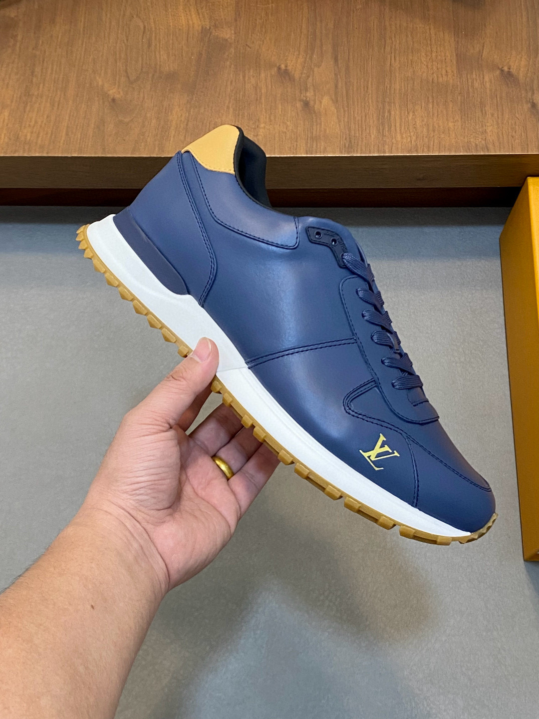 [LOUIS VUITTON] 루이비통 런어웨이 스니커즈 남성용